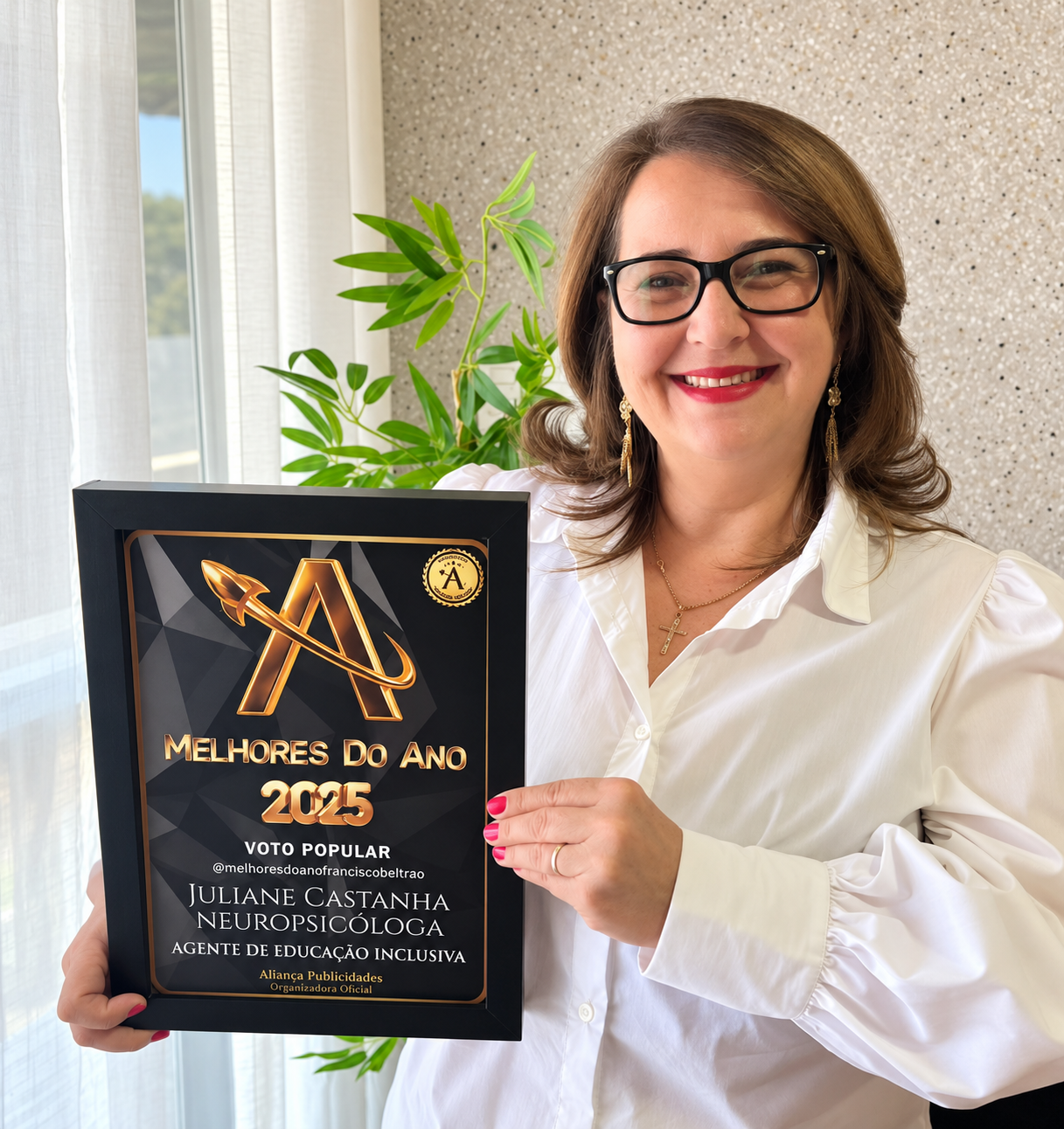 Juliane Castanha sorrindo, segurando o prêmio Melhores do Ano 2025.